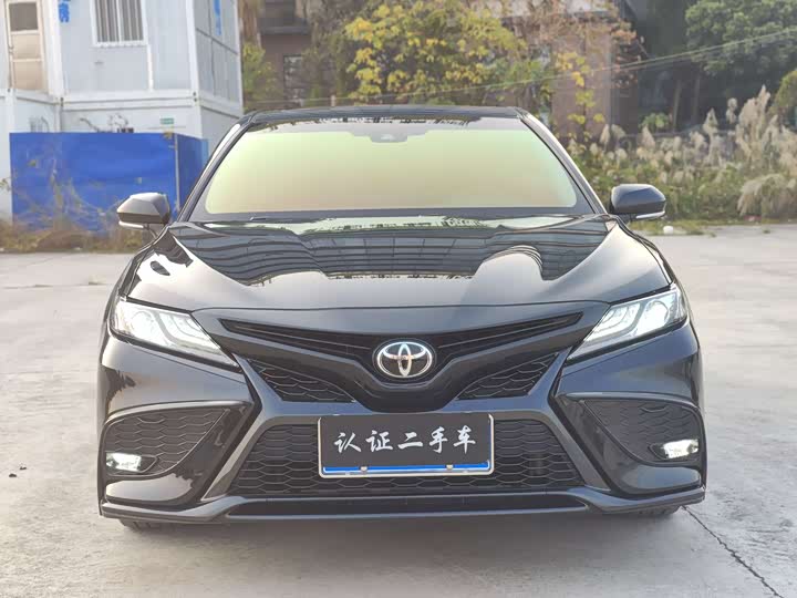 Фото 2 - Toyota Camry