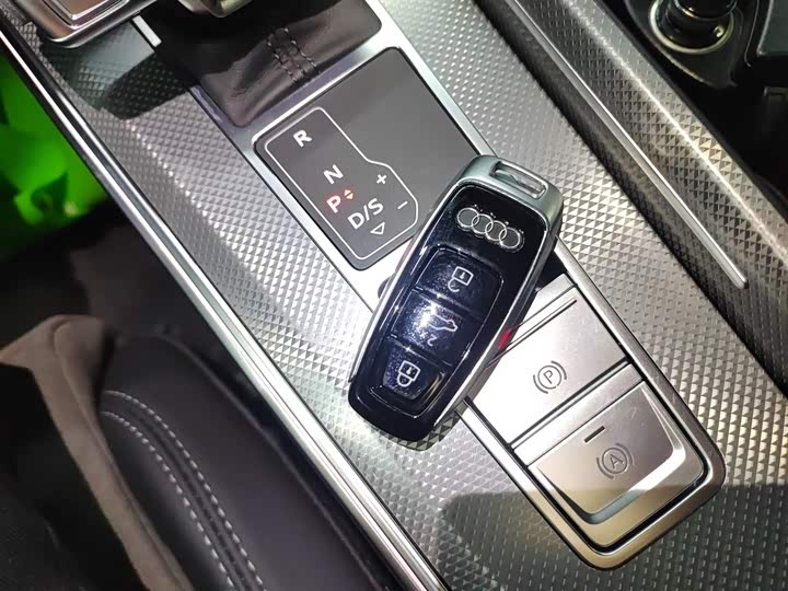 Фото 9 - Audi A6L