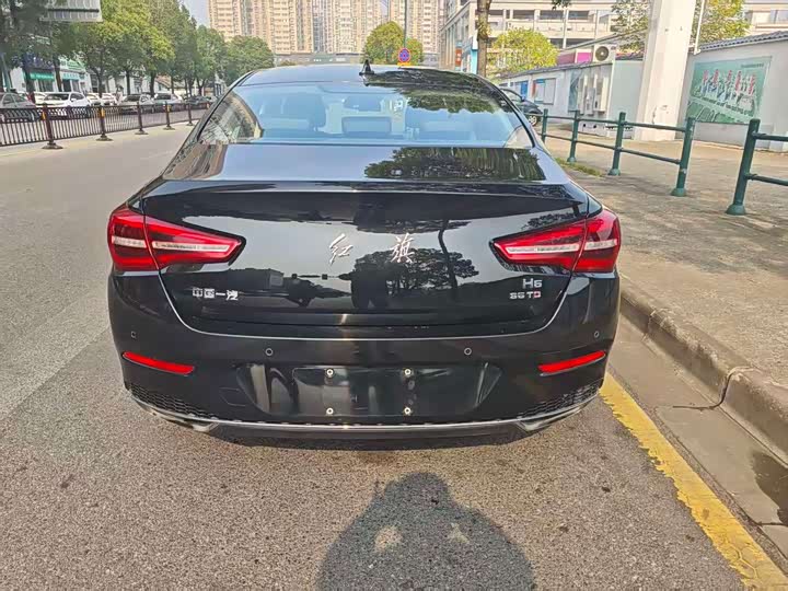 Фото 8 - Hongqi H5