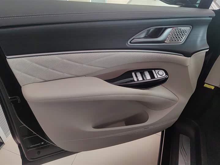 Фото 7 - Denza D9