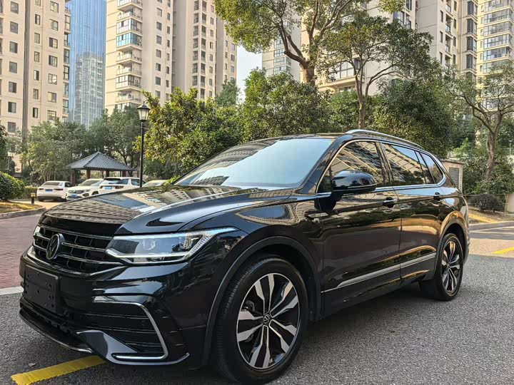 Фото 1 - Volkswagen Tiguan L Pro