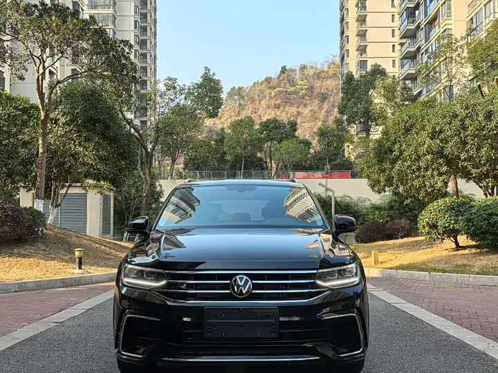 Фото 2 - Volkswagen Tiguan L Pro
