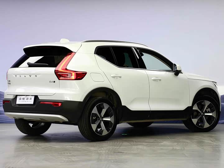 Фото 4 - Volvo XC40