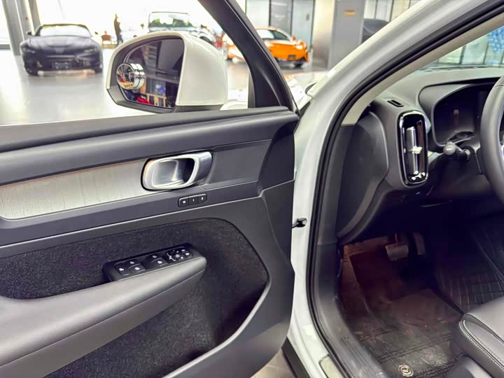 Фото 8 - Volvo XC40