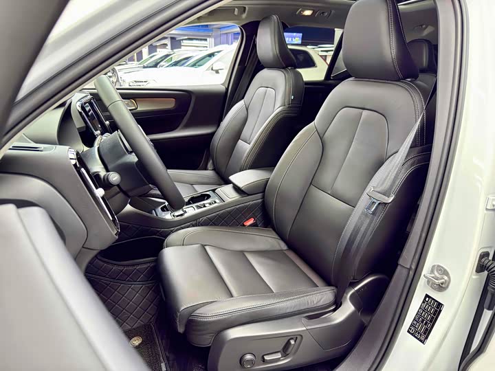 Фото 9 - Volvo XC40