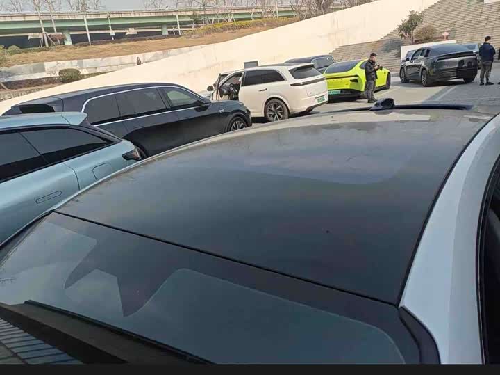 Фото 6 - Zeekr 001