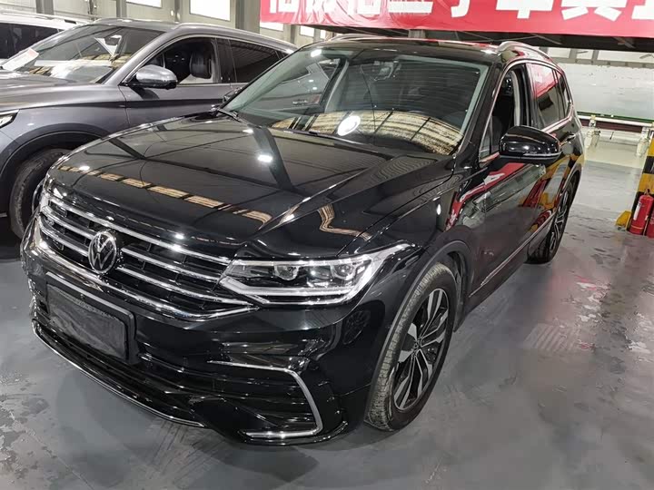 Фото 2 - Volkswagen Tiguan L Pro