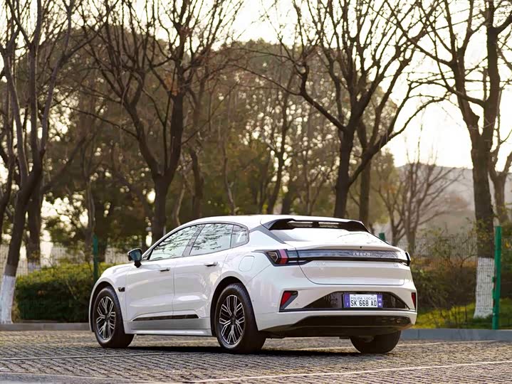 Фото 6 - Zeekr 001