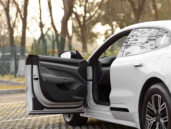 Фото 8 - Zeekr 001