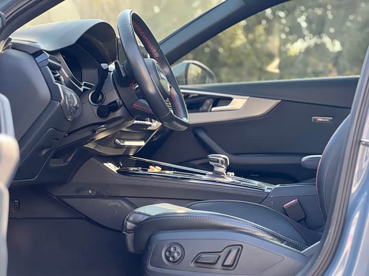 Фото 4 - Audi A4L