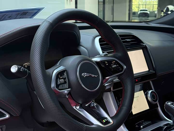 Фото 9 - Jaguar XE L