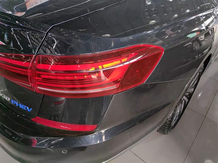 Фото 8 - Volkswagen Passat Hybrid