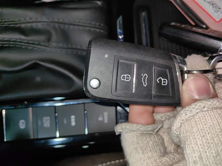 Фото 9 - Volkswagen Passat Hybrid