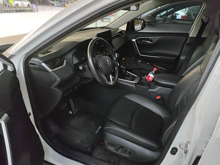 Фото 2 - Toyota RAV4