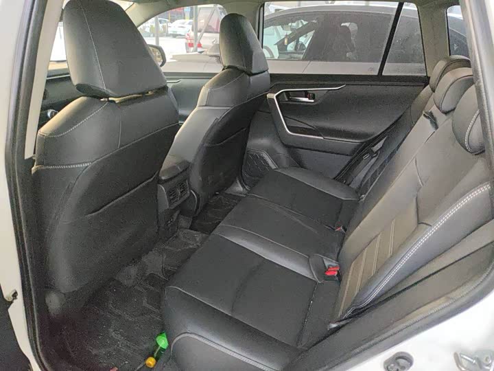 Фото 4 - Toyota RAV4