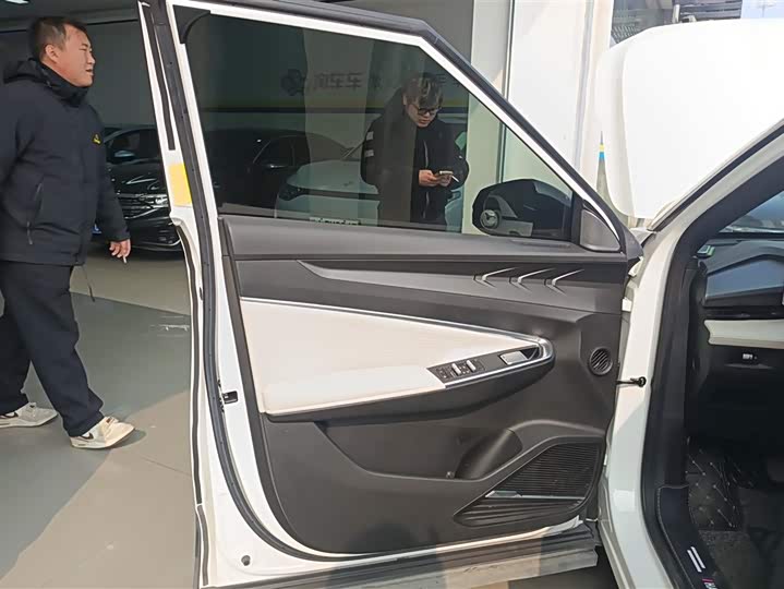 Фото 7 - Geely Atlas