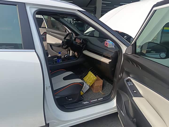 Фото 8 - Geely Atlas