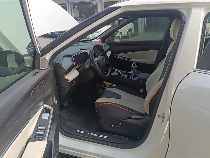 Фото 9 - Geely Atlas