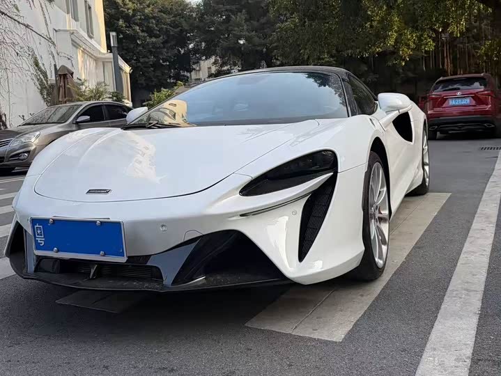 Фото 1 - McLaren Artura