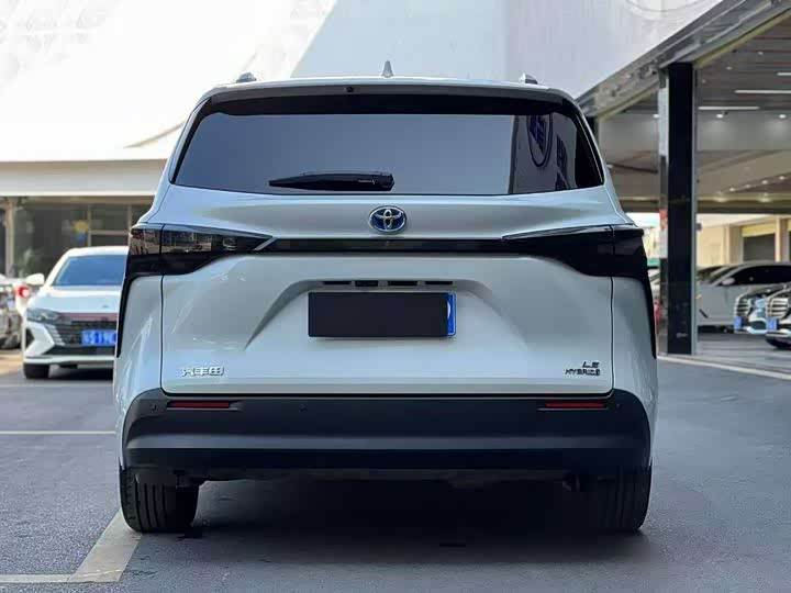 Фото 9 - Toyota Sienna