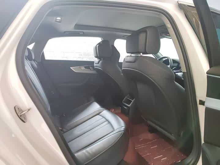 Фото 6 - Audi A4L