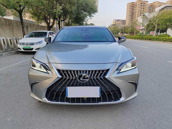 Фото 2 - Lexus ES