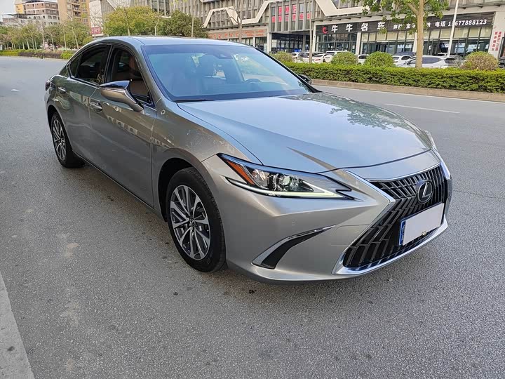 Фото 3 - Lexus ES