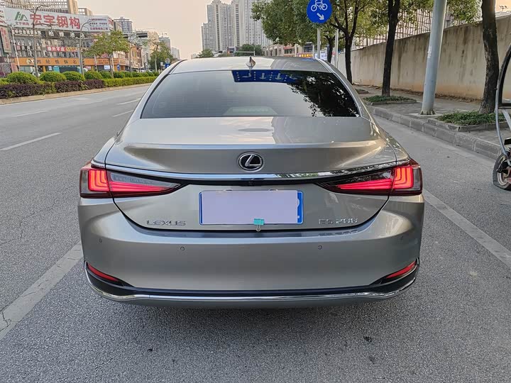 Фото 5 - Lexus ES