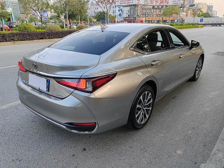 Фото 6 - Lexus ES