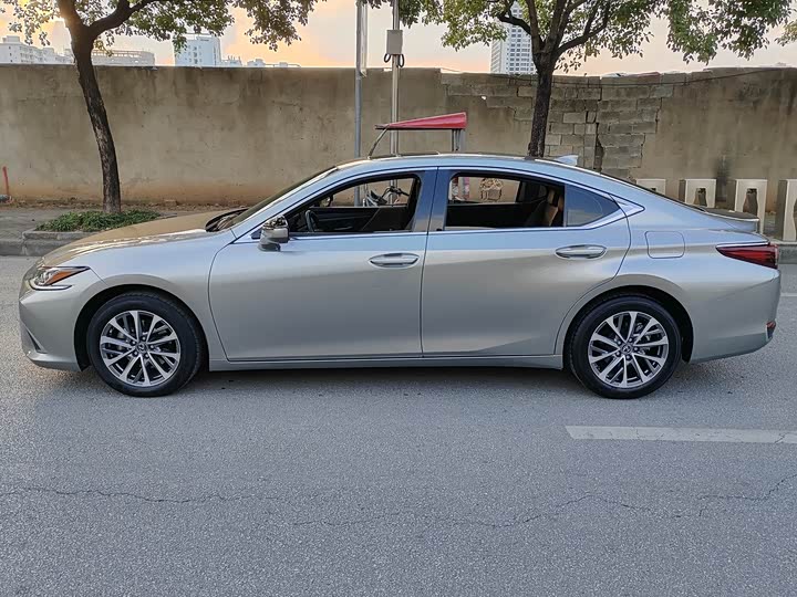 Фото 7 - Lexus ES