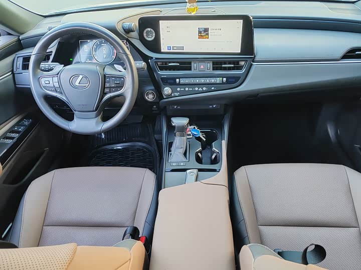 Фото 8 - Lexus ES