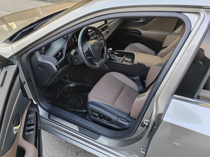 Фото 9 - Lexus ES