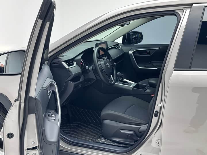 Фото 8 - Toyota RAV4