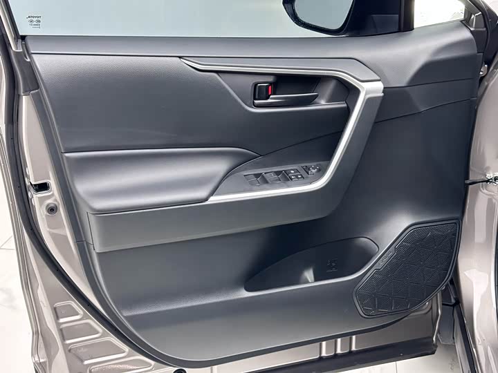 Фото 9 - Toyota RAV4