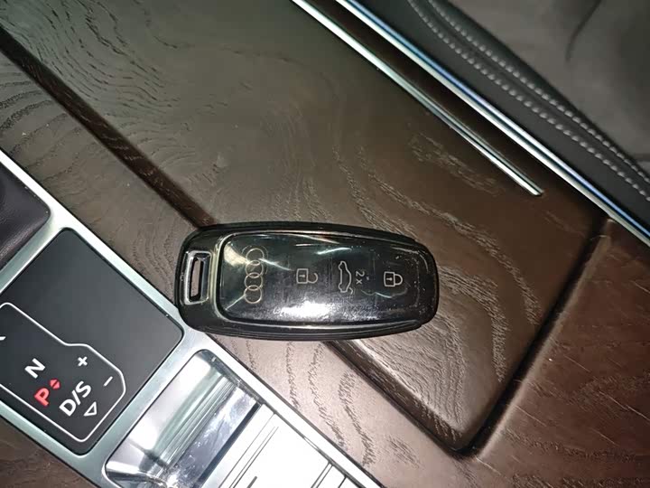 Фото 9 - Audi A6L