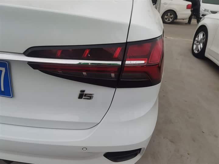 Фото 8 - Roewe i5