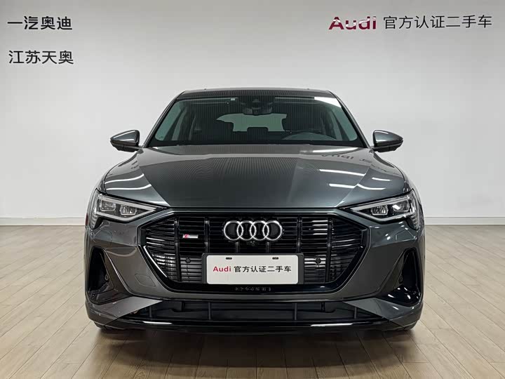 Фото 2 - Audi e-tron