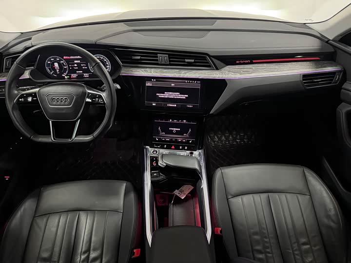 Фото 8 - Audi e-tron