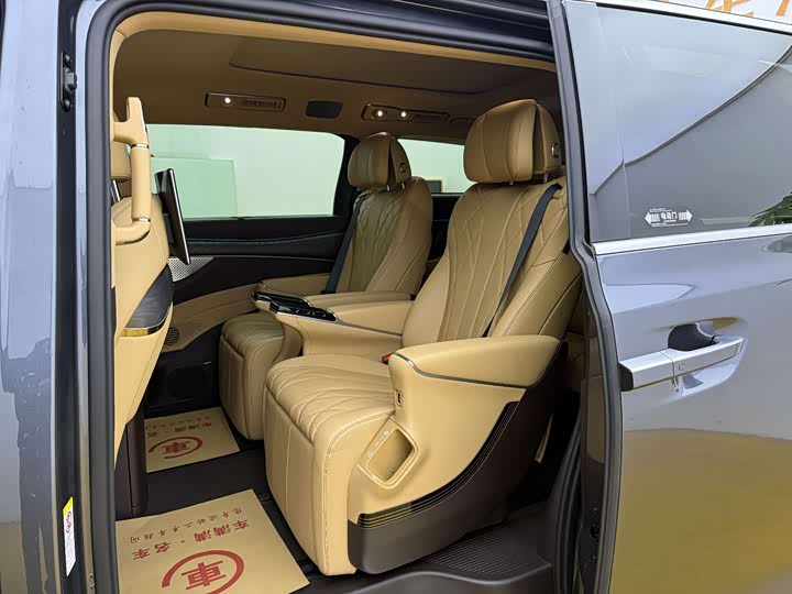 Фото 7 - Denza D9