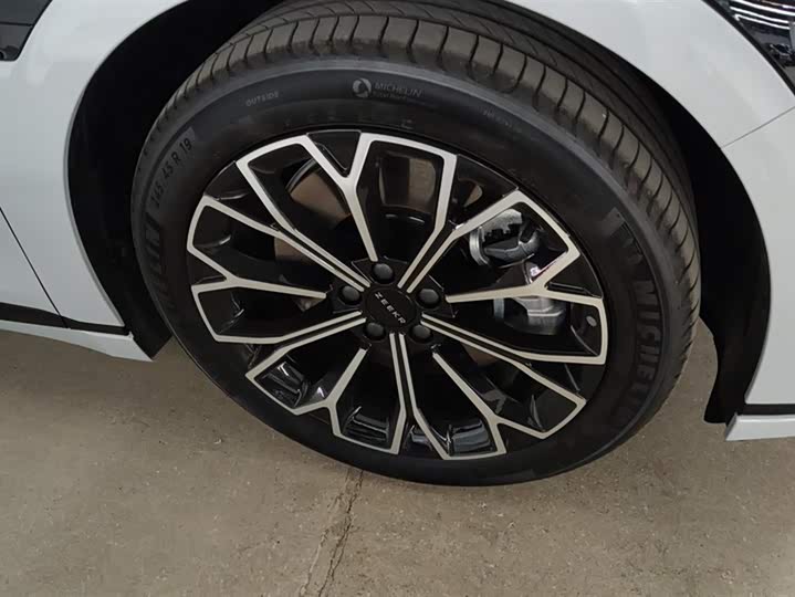 Фото 6 - Zeekr 007 GT