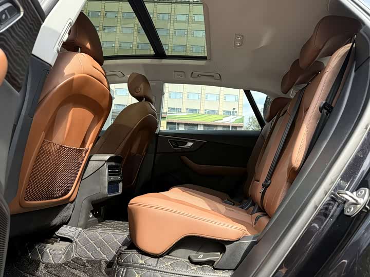 Фото 8 - Audi Q8