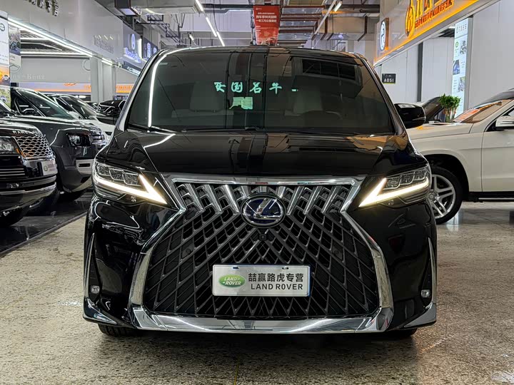 Фото 2 - Lexus LM