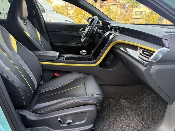 Фото 7 - Hongqi H6