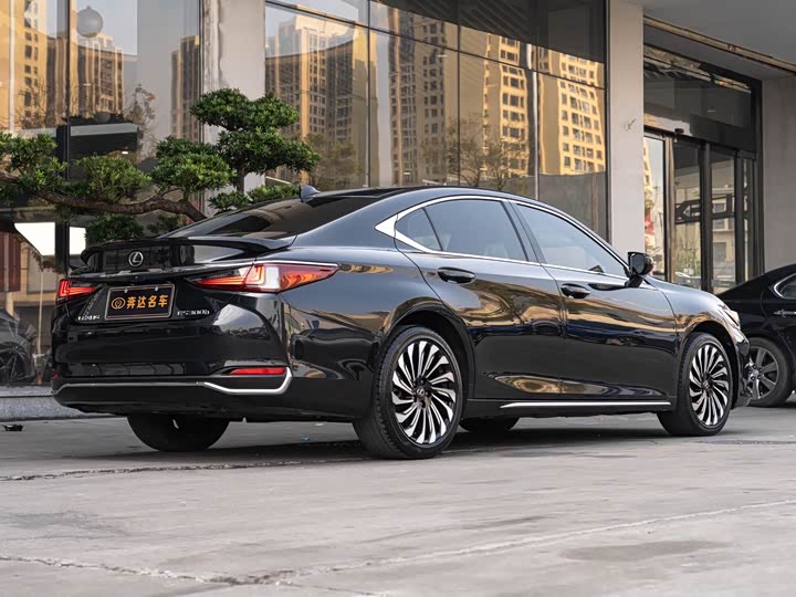 Фото 3 - Lexus ES