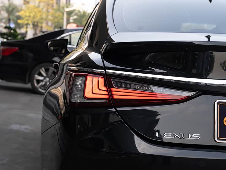 Фото 7 - Lexus ES