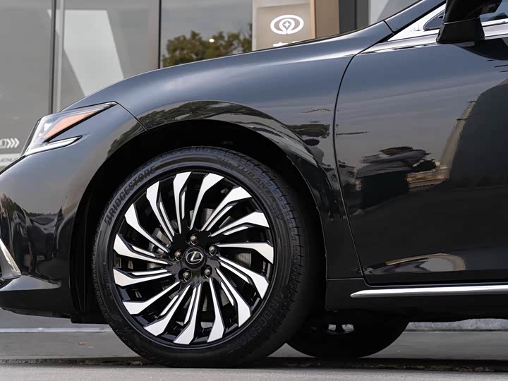 Фото 8 - Lexus ES