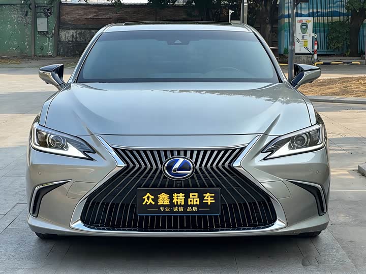 Фото 2 - Lexus ES