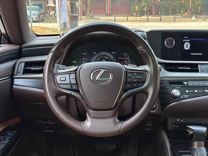 Фото 6 - Lexus ES