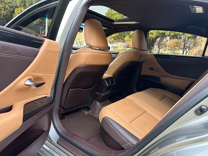 Фото 7 - Lexus ES