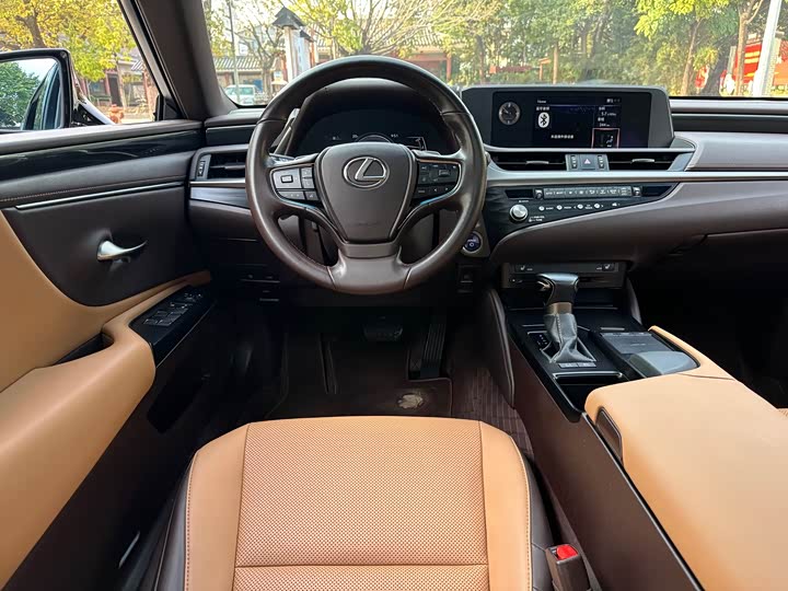 Фото 9 - Lexus ES